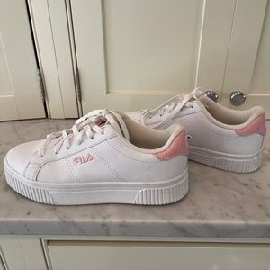 Women’s Fila sneakers Sz 8 super condition  white/pink